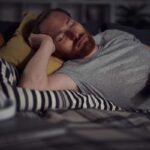 Există cei care adorm mereu în fața televizorului, dar știi ce înseamnă? Pentru psihologie există un motiv precis