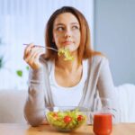 Penso che perderai peso, quindi aggiungilo a un piatto leggero e invece è una bomba calorica: cosa non metterai mai nella tua insalata