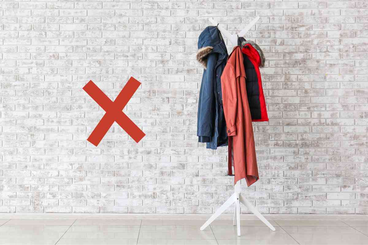 Nu mai folosesc umerașul la intrarea casei: această soluție este mai funcțională și mai elegantă