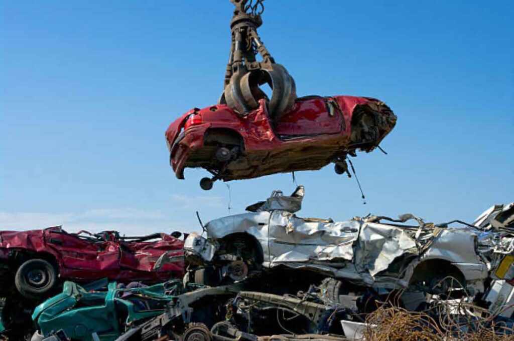 Assicurazione gli rottama l’auto nuova per un danno insignificante: storia folle