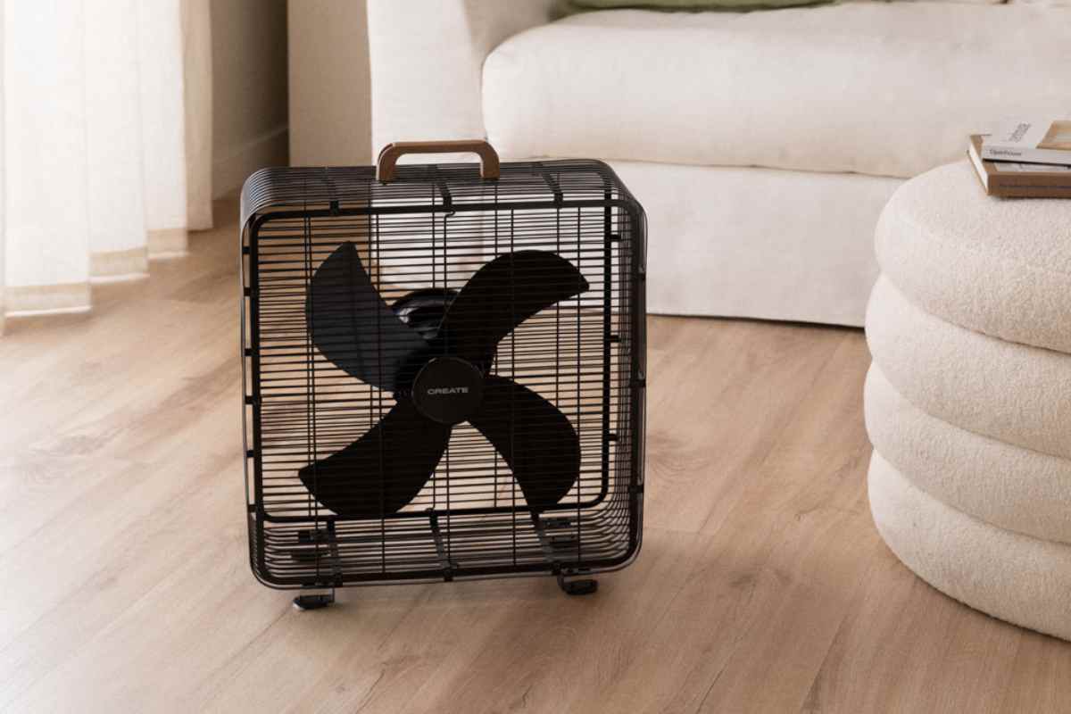 Oferta Super Sklum pentru vară, fanul în stil industrial care furnizează cu o atingere retro este de neegalat