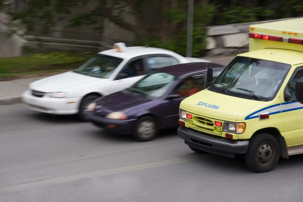 Sorpasso a destra, ora puoi farlo. La legge è chiara, non possono multarti