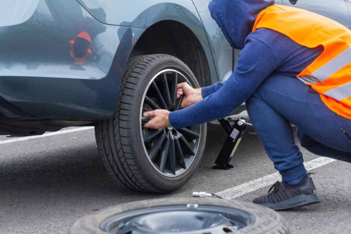 Sicuro di saper usare il cric? Gli errori da non fare (ma che tutti commettono)